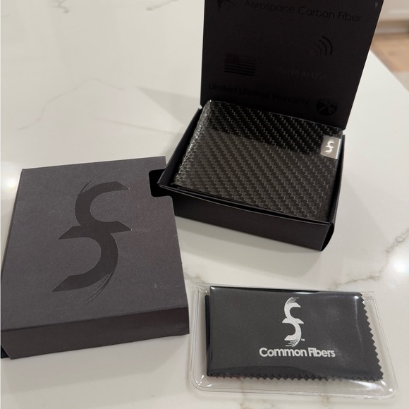 Black Carbon Fiber Wallet - Picture 1 of 10